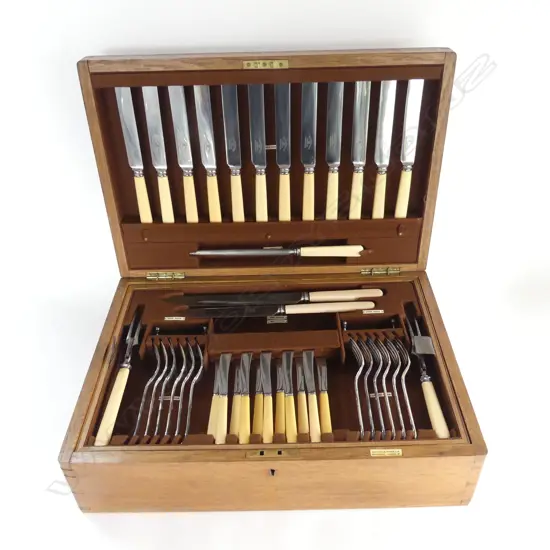 12 PLACE EP MAPPIN & WEBB CUTLERY CANTEEN w. IVORINE 'BONE' HANDLED KNIVES W.510mm