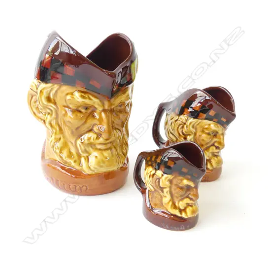 SET OF 3 GRADUATED ‘THE MCCALLUM’ SCOTCH WHISKY JUGS HAND PAINTED  WADE ENGLAND, H.75MM-175MM