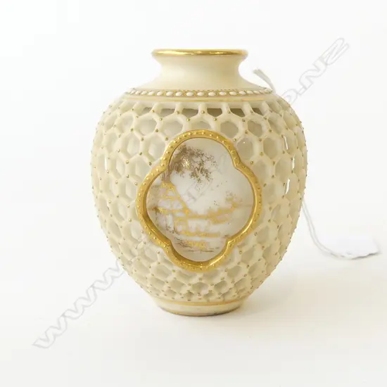 HIGHLY RETICULATED WORCESTER VASE ,THREE VIGNETTES INSIDE QUATRAFOIL OPENINGS. 1918. H.80mm