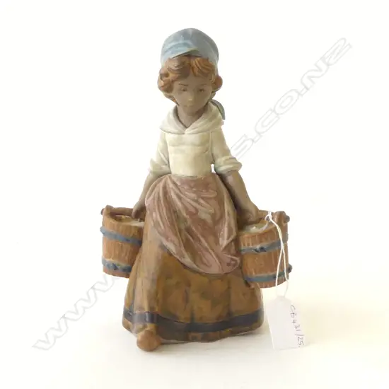 LLADRO GIRL w. 2 BUCKETS H.220mm