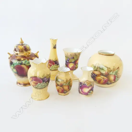 6 AYNSLEY ORCHARD GOLD VASES H.155mm + LIDDED URN 'EVESHAM' BY LIME HOUSE STUDIO H.160mm