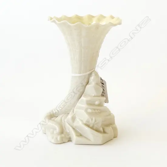 BLACK MARK BELLEEK SHELL LIKE TRUMPET VASE. H. 135mm