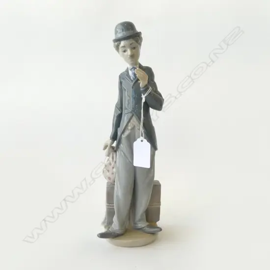 LLADRO #5233 'CHARLIE THE TRAMP' H.275mm (FLOWER MISSING)