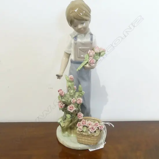 LLADRO BOY w. ROSES H.260mm (2 MISSING)