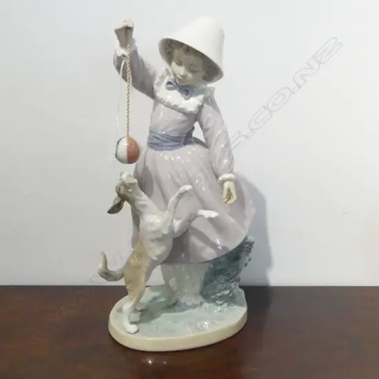LLADRO WOMAN w. DOG & BALL ON ROPE H.260mm