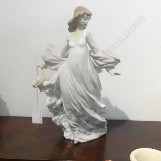 LLADRO #5898 'SPRING SPLENDOR' H.300mm