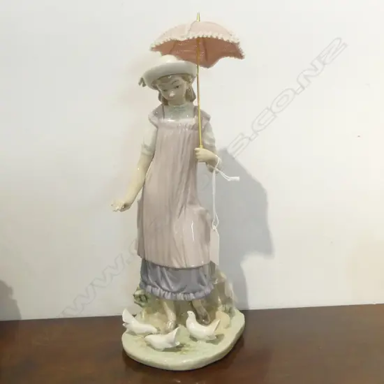 LLADRO WOMAN w. PARASOL H.320mm (1 finger broken)
