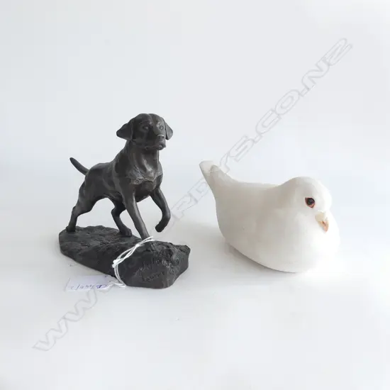BRONZED RESIN LABRADOR H.120mm, CERAMIC DOVE L.195mm