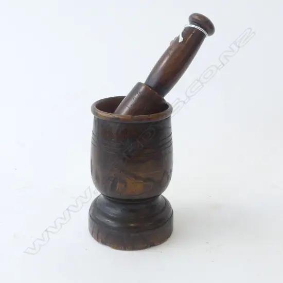 TREEN; VINTAGE ELM MORTAR L.170mm & PESTLE H.145mm