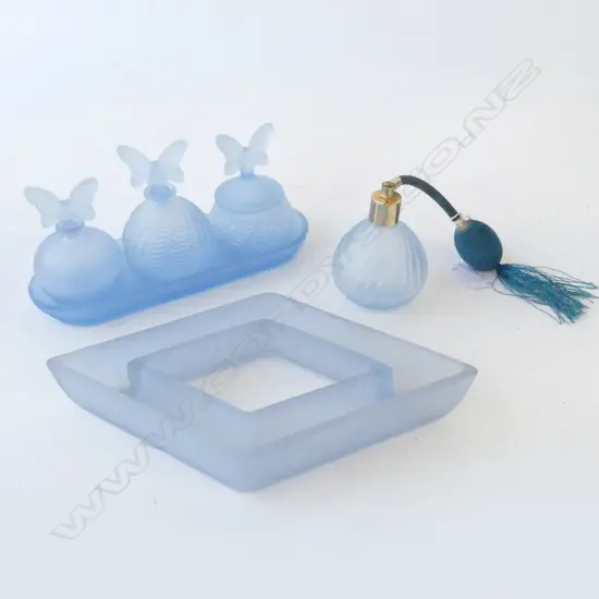 6 PCES BLUE GLASS; DIAMOND VASE 255x140mm, 4 BOTTLES & TRAY