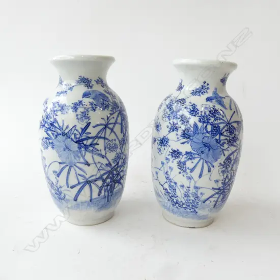 PR ORIENTAL VASES w. BLUE FLORAL DECORATION H.230mm