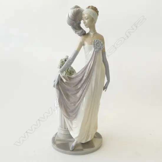LLADRO ELEGANT WOMAN H.335mm