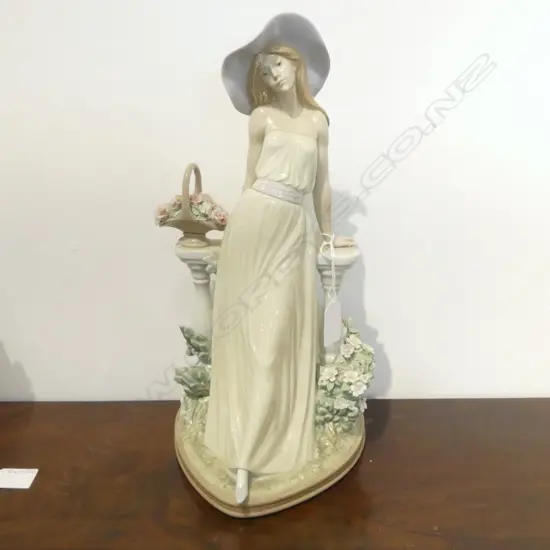 LLADRO #5378 'TIME FOR REFLECTION' H.345mm