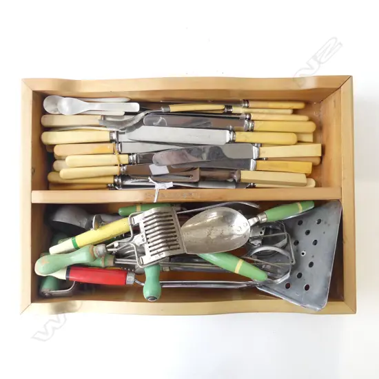 WOODEN TRAY 420x300mm + ASST. VINTAGE KITCHEN TOOLS & IVORINE 'BONE' HANDLED KNIVES