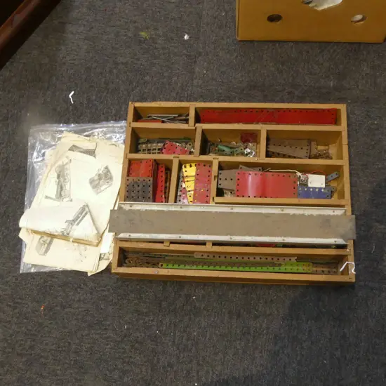 TRAY OF VINTAGE MECCANO & PAMPHLETS L.500MM