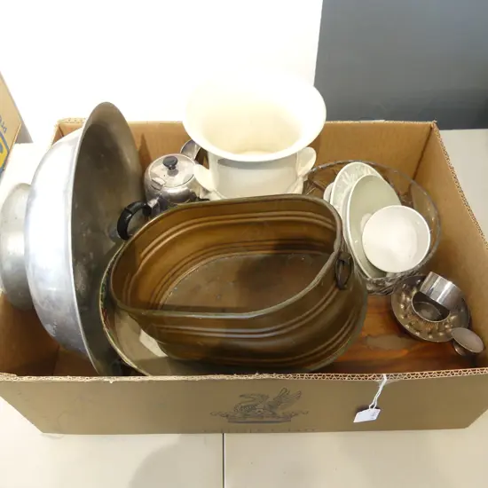 BOX OF R/DOULTON BOWL. CRYSTAL BOWL. HARDWOOD CIGAR BOX. NZ VASE? ETC