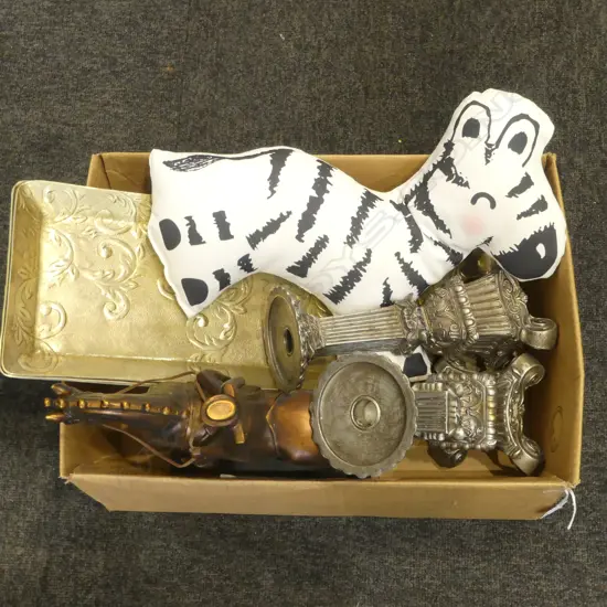 3 METAL TRAYS 180x500mm, PR RESIN CANDLESTICKS H.250mm, ZEBRA CUSHION, RESIN HORSE & RIDER