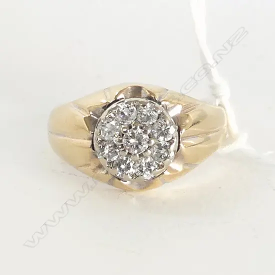 10CT GOLD AND DIAMOND CLUSTER RING (small split in back of shank)