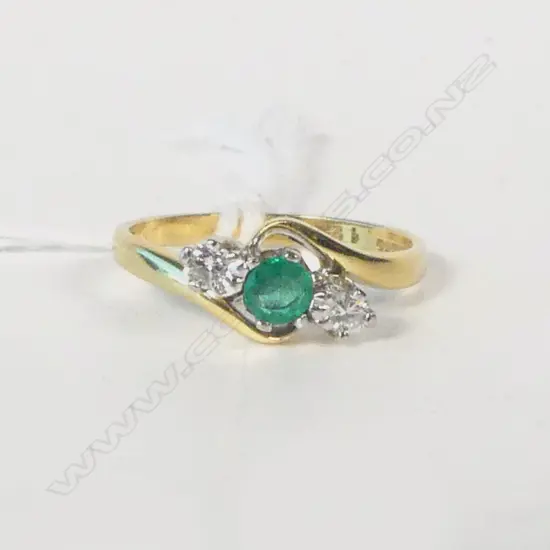 18ct Y/GOLD EMERALD & DIAMOND 3 STONE RING 2.7gms SIZE M