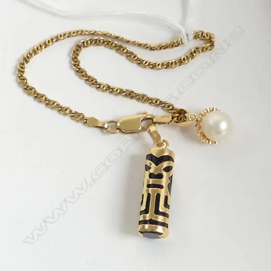 18CT BRACELET 6.8gms incl. 2 18ct charms