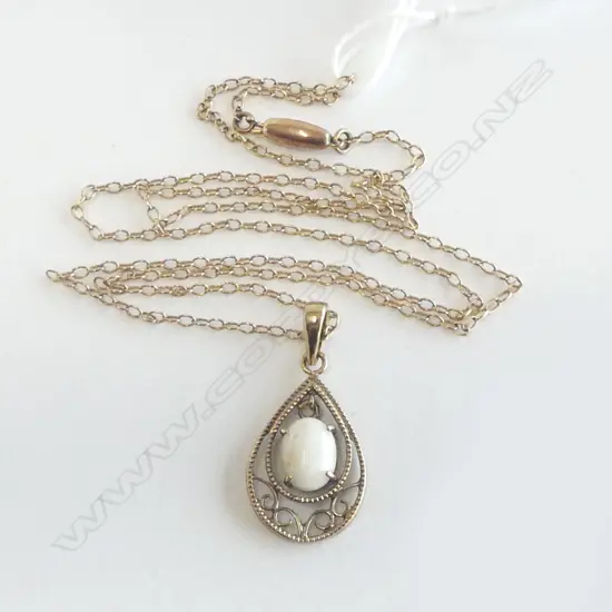 9ct YELLOW GOLD & OPAL PENDANT ON 9ct CHAIN L.440mm 2.59gms