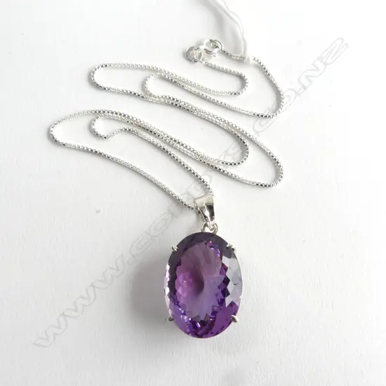 SILVER & CUSHION CUT AMETHYST PENDANT ON SILVER CHAIN