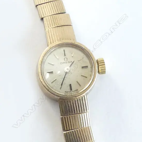 1940's 9ct YELLOW GOLD LADIES OMEGA WRISTWATCH with 9ct STRAP. 16gms 