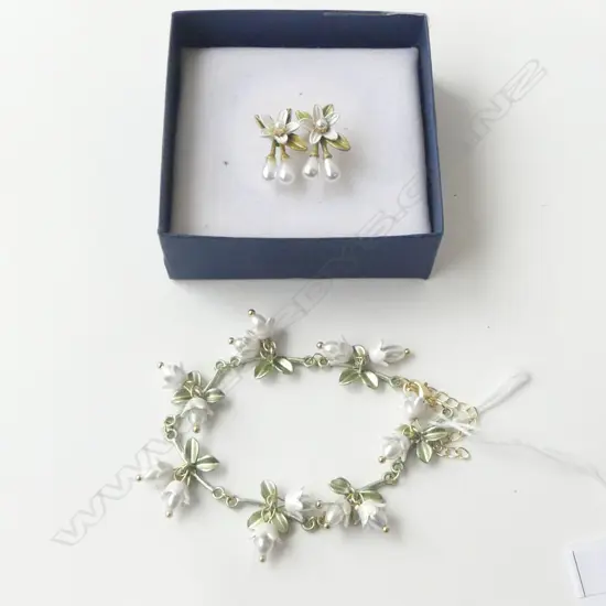 COSTUME BRACELET w MATCHING EARRINGS