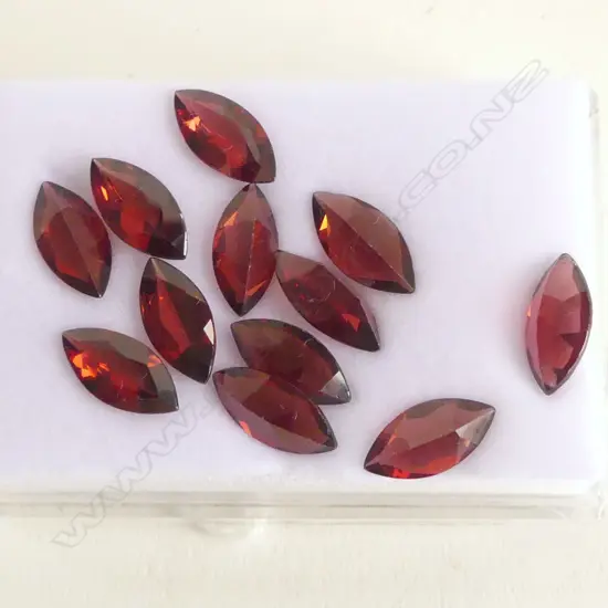 20CT FACETED GARNET, NAVETTE
