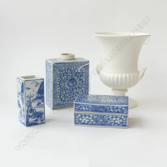 3 ORIENTAL B/W CONTAINERS H.125mm (1 chipped) + WHITE WEDGWOOD URN VASE H.175mm base chipped