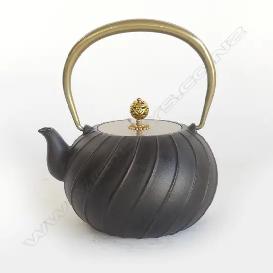 ORIENTAL CAST IRON KETTLE 160mm dia