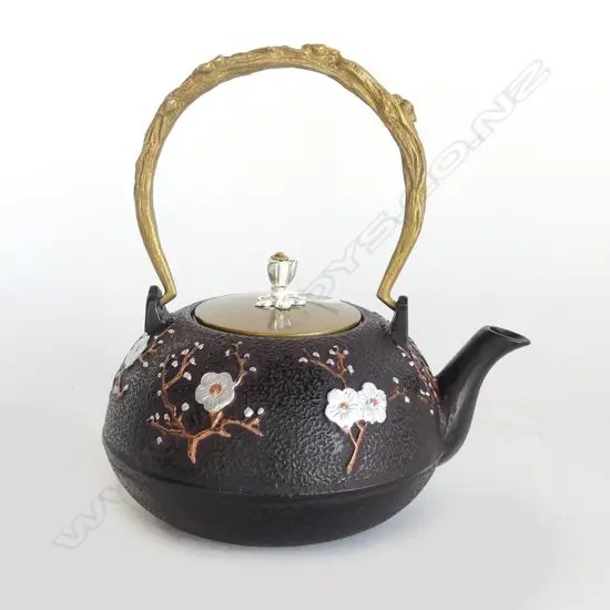 ORIENTAL CAST IRON KETTLE 160mm dia