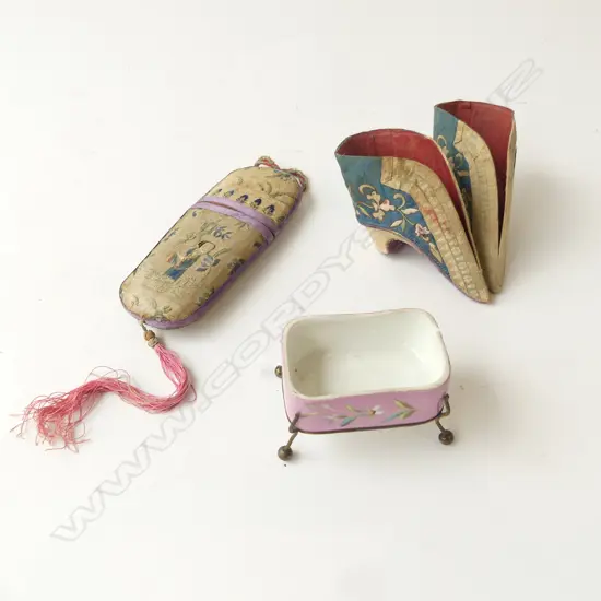 ORIENTAL NEEDLEWORK LOTUS SHOES & GLASSES CASE L.165mm + CERAMIC CONTAINER (chip)