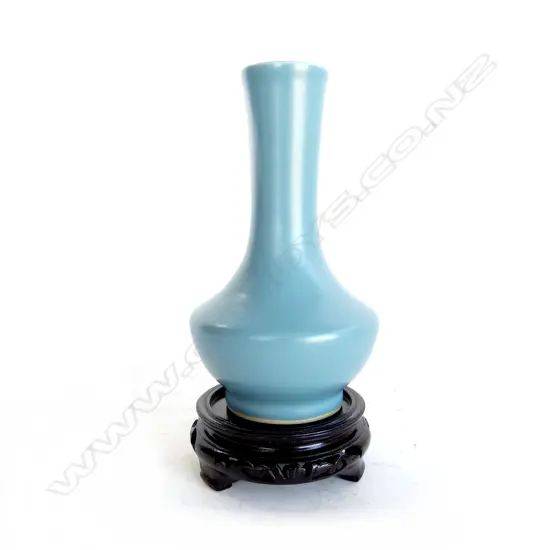 BLUE CHINESE VASE w. 6 CHARACTER MARK, ON STAND H.195mm