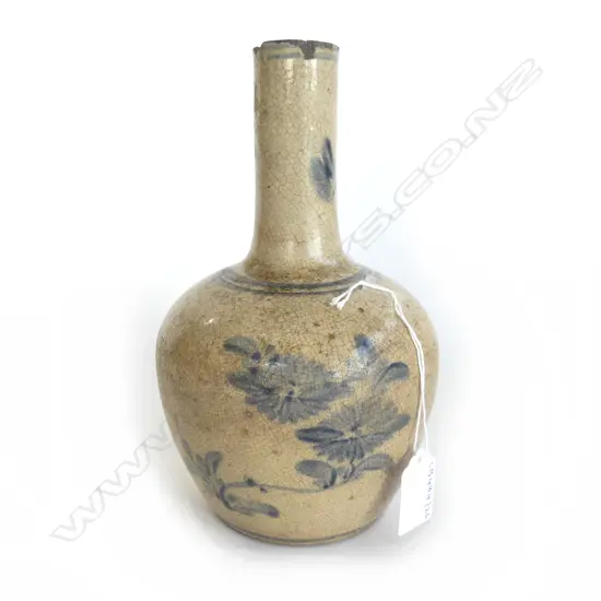 ANTIQUE CHINESE B/WHITE BOTTLE VASE H220MM OLD CHIP TO RIM