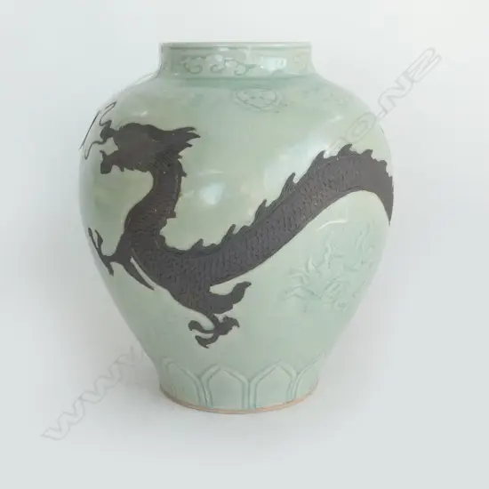 LG ORIENTAL CELADON VASE w. DRAGON DECORATION H.290mm