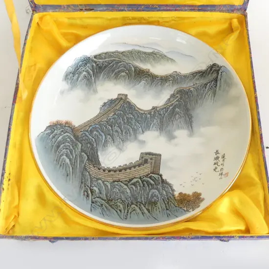 CHINESE BOWL w. GREAT WALL DECORATION, 305mm dia