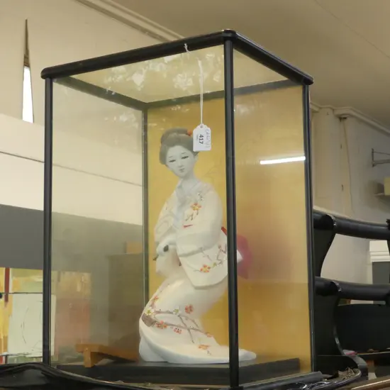 JAPANESE GEISHA CERAMIC FIGURE IN DISPLAY CASE 335x285x485mm