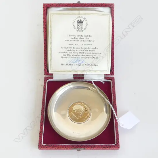 STG SILVER DISH w. CHURCHILL COIN, 100mm dia, 75gms, CASED