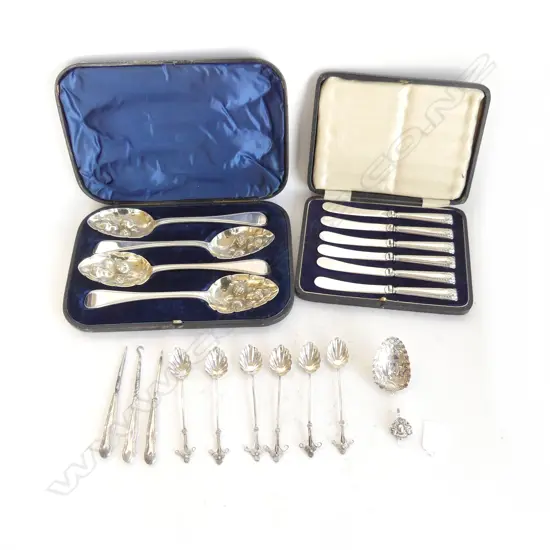 4 EP BERRY SPOONS, 6 STG HANDLED PATE KNIVES, BOTH CASED + 10 PCES SILVER? incl. caddy spoon