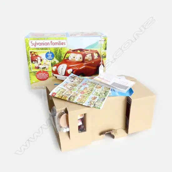 SYLVANIAN FAMILES FAMILY SALOON CAR, boxed as new