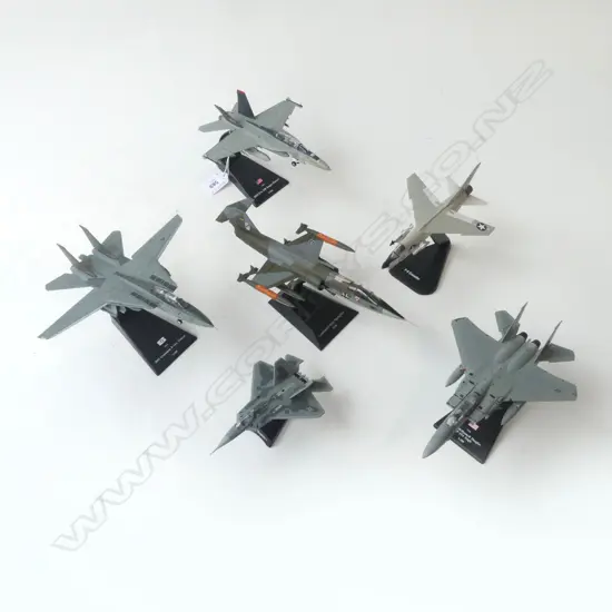 6 MODEL FIGHTER JETS ON STANDS L.190mm