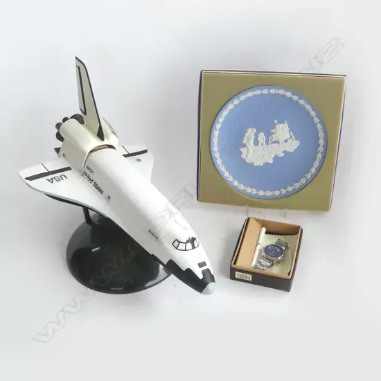 4 PCES; JIM BEAN SPACE SHUTTLE DECANTER L.410mm, WEDGWOOD PLATE 205mm dia, S/STEEL WATCH