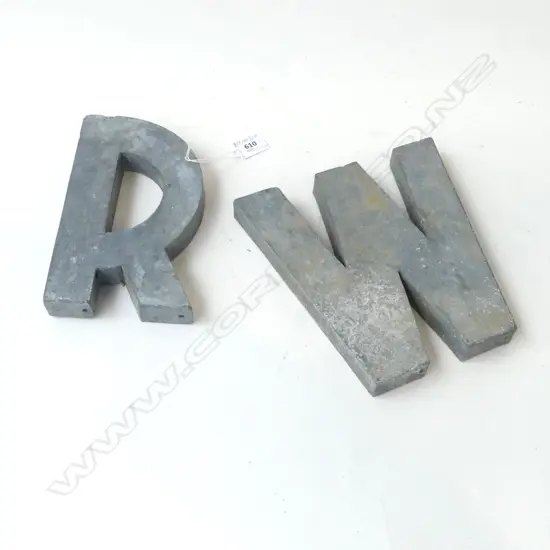 2 METAL SIGN LETTERS 'W' & 'R' H.210mm