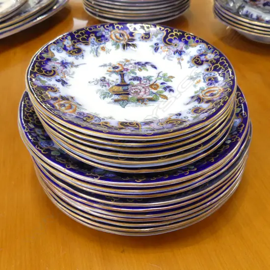 17 VICTORIAN DAVENPORT PLATES; 10x 270mm dia, 7x 225mm dia