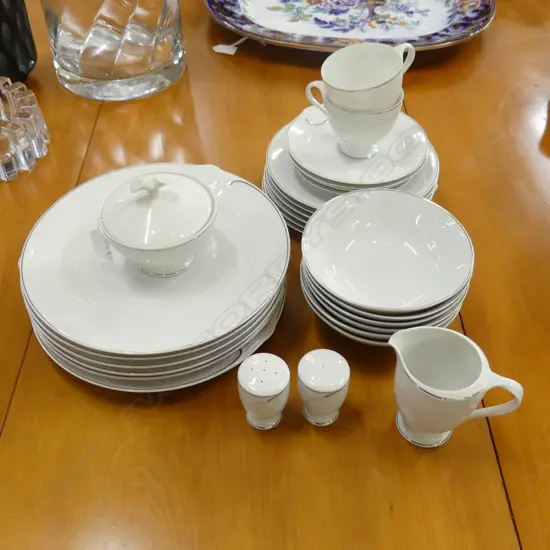 HUTCHENREUTHER PART DINNER SET INCL. 6 DINNER PLATES