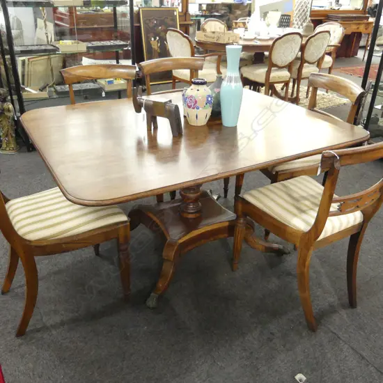 REGENCY MAHOGANY PEDESTAL BREAKFAST TABLE