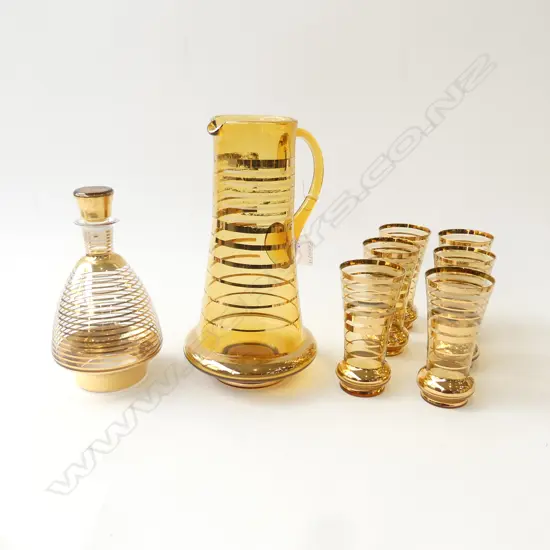 8 PCE RETRO AMBER / GOLD DRINKS SET; JUG H.280mm, DECANTER & 6 GLASSES