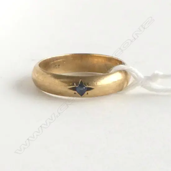 9ct YELLOW GOLD BAND RING w small SAPPHIRE 4gms SIZE P