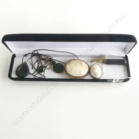 ASSORTED JADE PENDANTS & 2 SHELL CAMEOS